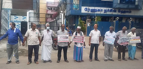 people in a human chain protesting the Waste to Energy plant project in Kodungaiyur