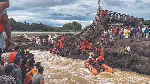 Pune bridge collapse: Four dead, 51 injured, Maha govt announces Rs 5 lakh compensation