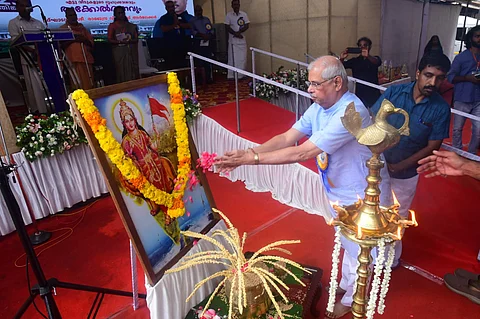 Governor Arlekar pays floral tribute to Bharat Mata with saffron flag at an event