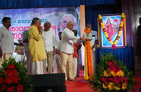 Governor Rajendra Arlekar, at the event conducted by the Sree Padmanabha Seva Samithi, displayed a photo of Bharat Mata, holding a saffron flag displayed on the stage.