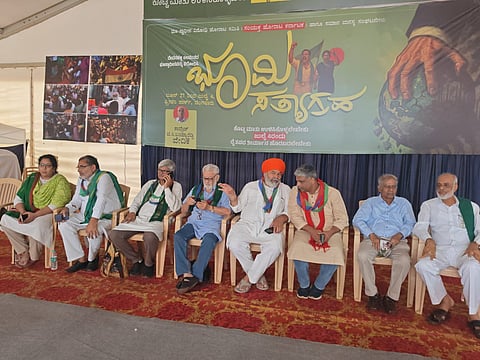 Samyukta Kisan Morcha leaders join the farmers protesting land acquisition in 13 villages in Devanahalli.