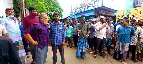 residents gather in Protest on the Thiruvottiyur Highway