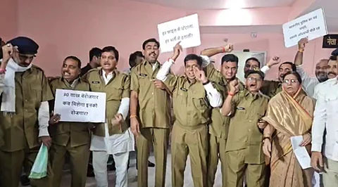Congress protests in police-like uniforms at MP Assembly, alleges graft in recruitment process