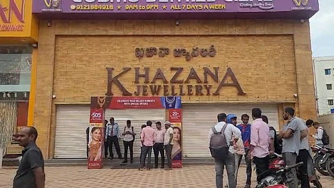 Hyderabad: Armed robbers open fire at jewellery shop, one injured