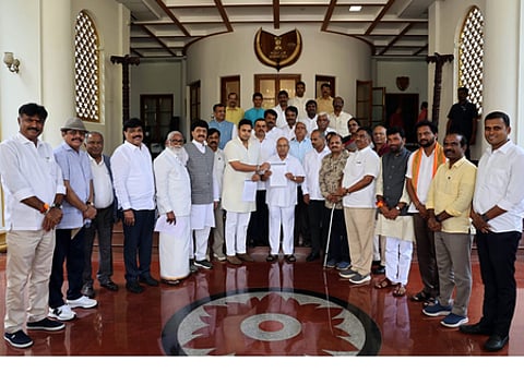 BJP submits memorandum to Karnataka Governor to delete Christian sub-castes from draft caste list
