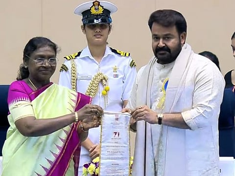 Actor Mohanlal receiving Dadasaheb Phalke Award from President Droupadi Murmu