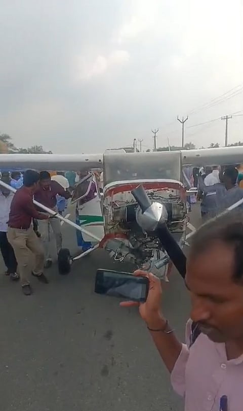 Trainer aircraft makes an emergency landing on Pudukottai-Trichy National Highway