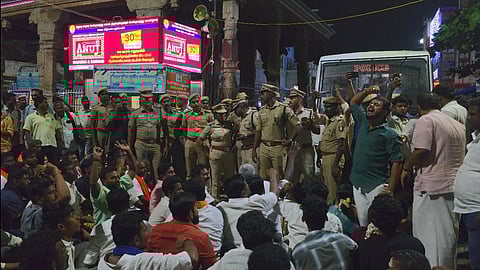 Hindu outfit members raise slogans at Thirupurakundram
