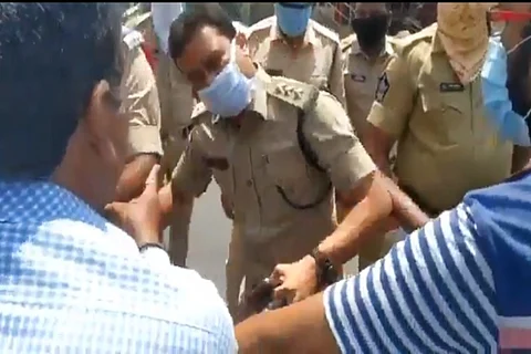 Journos attacked by police during lockdown in Andhra, stage protest