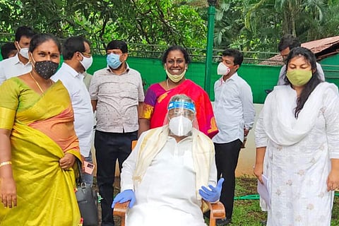 Akkai Padmashali with Siddaramaiah and Sowmya Reddy