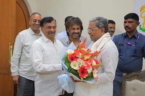 Ayanur Manjunath greeting Karnataka Chief Minister Siddaramaiah after he joined the party.
