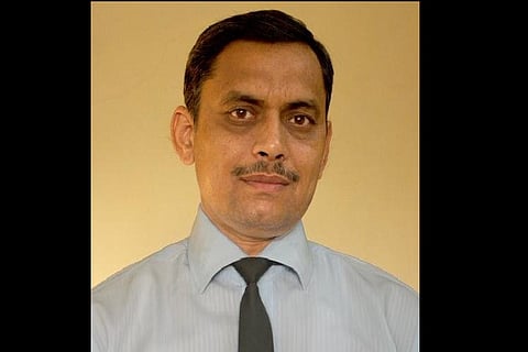 Seasoned motorman saves schoolgirl who tried to lie down before a Mumbai local