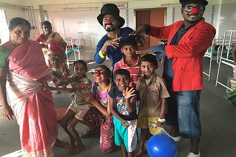 நோயாளிகளாக இருக்கும் குழந்தைகளுக்கு உற்சாகமூட்டும், கோமாளி நடிகர்கள்