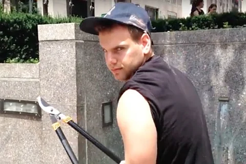 Video: US man on selfie sticks clipping spree because he wants people to interact