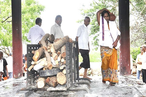 'He deserved that dignity' : Why a Muslim woman in Telangana cremated a Hindu man