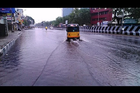 Cyclone Vardah empties Chennai’s streets, but some commuters have no choice