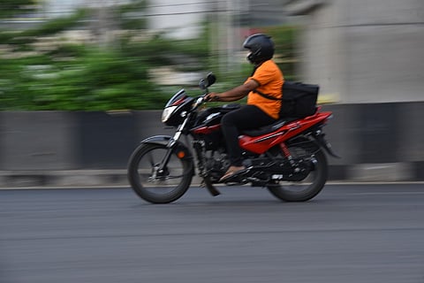 Swiggy delivery worker on bike, Delivery workers face difficulties, e-commerce shipments delayed due to Bengaluru rains
