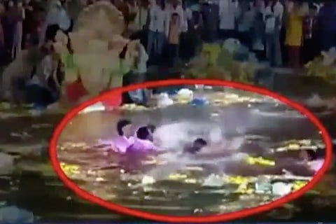 A murder during Ganpati visarjan caught on camera, no arrests yet