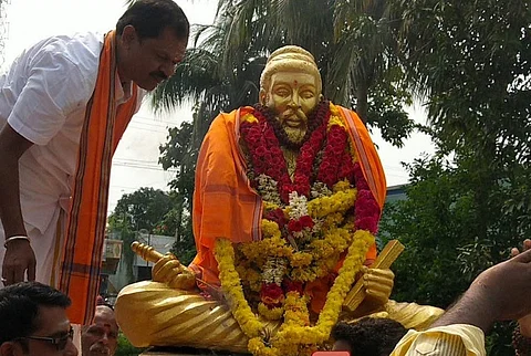 Hindu Makkal Katchi leader wraps saffron cloth around Thiruvalluvar statue, detained