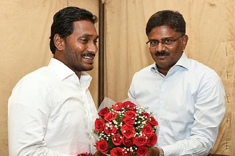 Ex-Andhra DGP Sambasiva Rao meets Jagan, sparks speculation of joining YSRCP