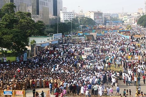 In images: Thousands turn up to pay respect to Jayalalithaa at Rajaji Hall in Chennai