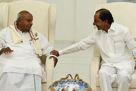 Former PM Deve Gowda calls on Telangana CM, KCR says it's a courtesy call