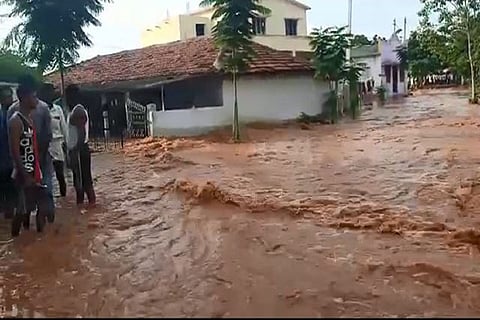 The 5 feet breach took place in the Jagadevpur canal originating from the Kondapochamma project.