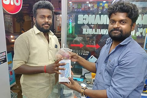 Buy a smartphone, get 1 kg onions free: TN mobile shop ad highlights price rise