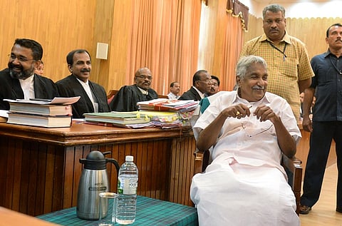 Huge relief for Oommen Chandy, HC stays Vigilance Court order against CM