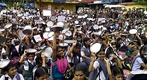 K’taka govt denies aid to schools run by RSS leader, parents and students protest in Bantwal