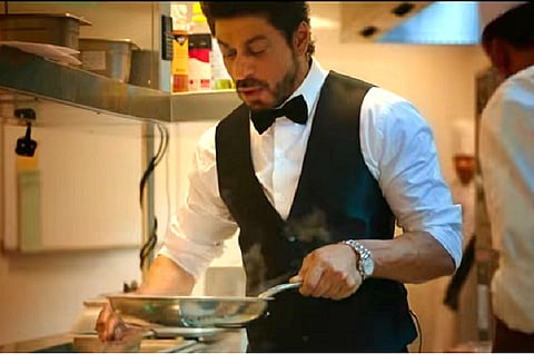 This video of Shah Rukh surprising fans by doing everyday things for them is so endearing