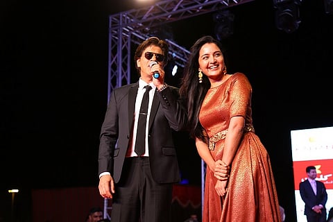 Shah Rukh sings 'DDLJ' song, leaves Manju Warrier and Muscat mesmerised