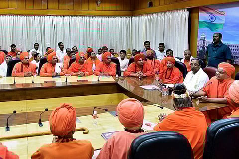 Lingayat seer asks BJP to support K’taka govt’s move to grant minority status