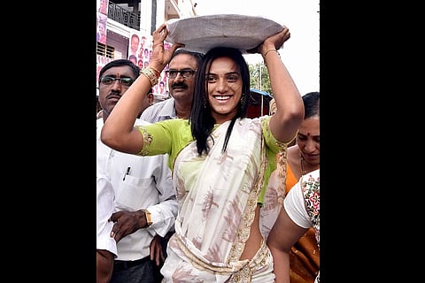 Sindhu offers prayers at Mahankali temple in Hyderabad