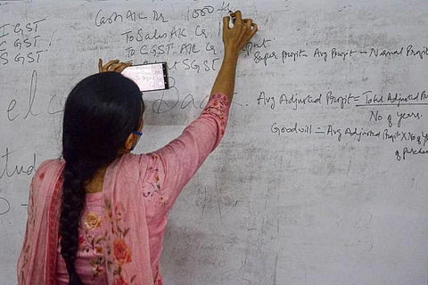 Andhra prohibits use of mobile phones in classrooms by teachers and students