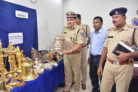 Hyd cops bust gang for temple thefts: Idols, jewellery worth Rs 26 lakh recovered