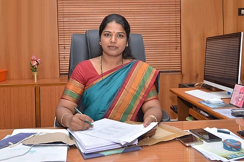 Tirunelveli Collector skips private playschools, admits her daughter in anganwadi