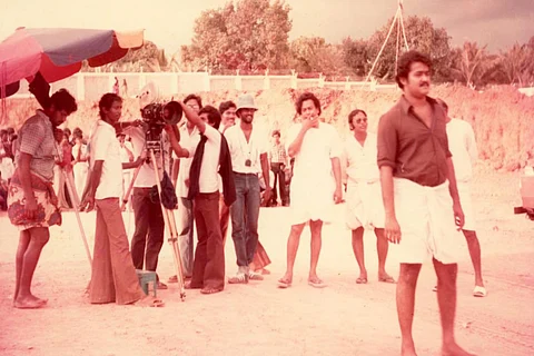 Mohanlal, Sukumaran, director Mani Ratnam, cinematographer Ravi K Chandran among others are seen in the image which was taken in the sets of Malayalam movie 'Unaru'.