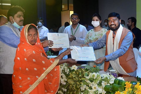 Union MoS Labour Rameswar Teli hands out e-shram certificate