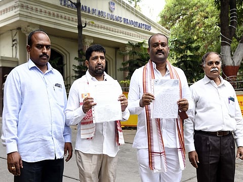VHP members meet Telangana Director General of Police Anjani Kumar.
