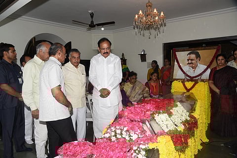 'He was affable and frank': VP Venkaiah Naidu pays last respects to Harikrishna