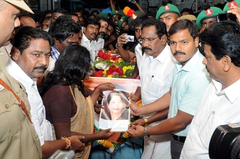 சியாச்சினில் பலியான ராணுவ வீரர்களின் சவப்பெட்டியிலும் அம்மா படம் - புதுவித சர்ச்சை