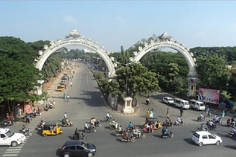 அண்ணா நகரில் சேரி மக்களின் வாக்குகளை குறிவைக்கும் அரசியல் கட்சிகளின் வேட்பாளர்கள்