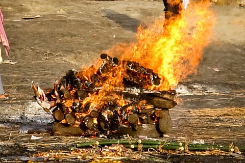 മരിച്ചവർക്കും സന്തപ്ത ബന്ധുക്കൾക്കും സഹായമെത്തിക്കുന്ന 'മരണ സംഘങ്ങൾ'
