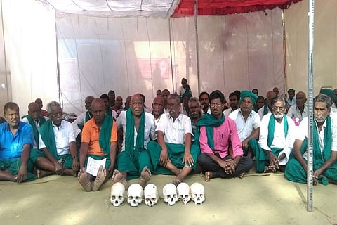On day 8 of protest, Finance Minister Arun Jaitley meets with TN farmers in New Delhi