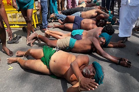 After skulls and snakes, TN farmers protesting in Delhi roll on ground for Centre’s attention