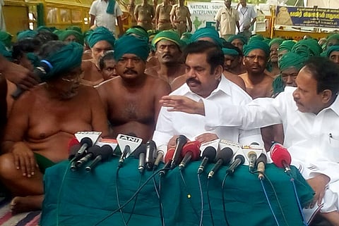 TN CM meets farmers in Delhi urging them to end protest, farmers adamant on meeting PM