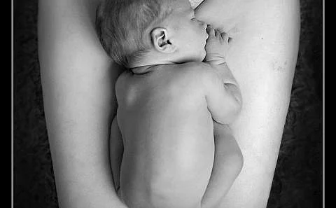 Photo of a baby next to the mother's C-section scar has taken the internet by storm