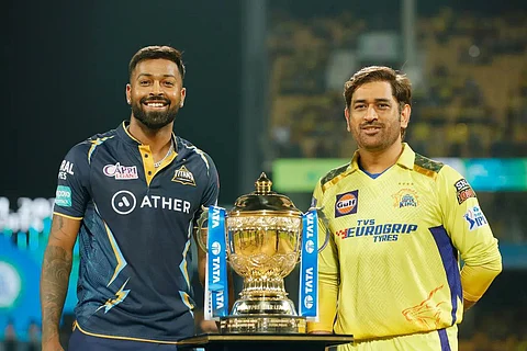 Hardik Pandya and MS Dhoni with IPL trophy