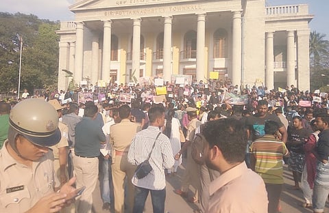 Pro-jallikattu voices spill into Bengaluru: Protest outside Town Hall